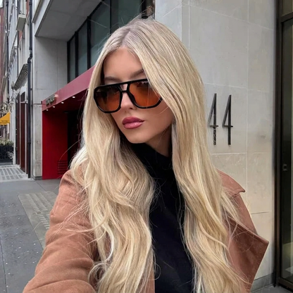 Lunettes de soleil Arizona portées par une femme blonde